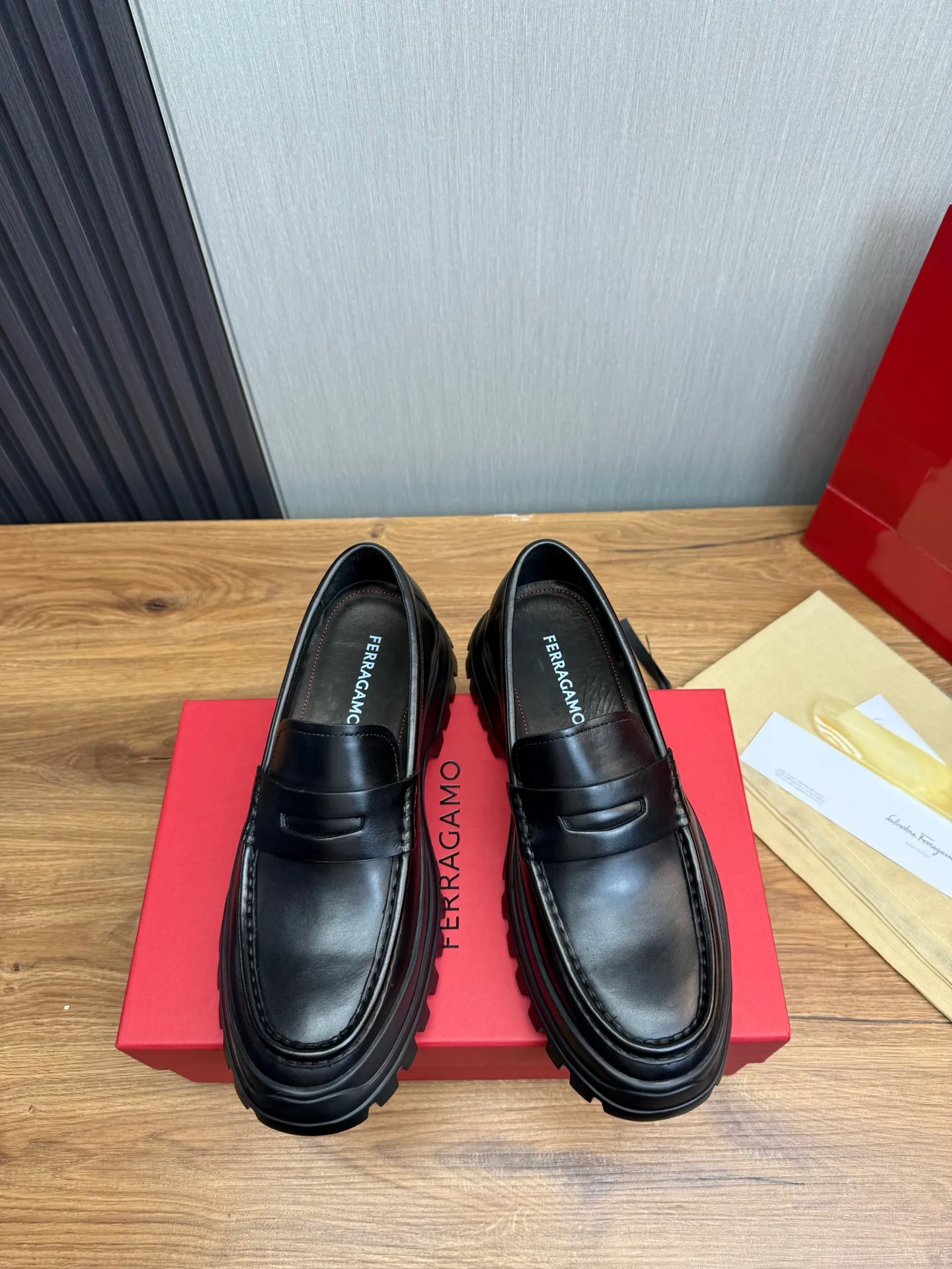 Men's shoes 💰880💰 Ferragamo. [Ferragamo] Men's Loaf leather shoes, the latest hot style, 1:1 original purchase quality, top quality, imported open-edge beaded cowhide leather on the upper, hand-made three-dimensional stitching highlights the round toe design, the inner feet are made of imported cowhide, with original wear-resistant rubber outsole, matching code 39-44, (38, 45 custom-made, non-refundable)